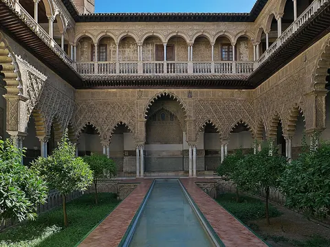 فناء العذارى وحوضه في قصر إشبيلية