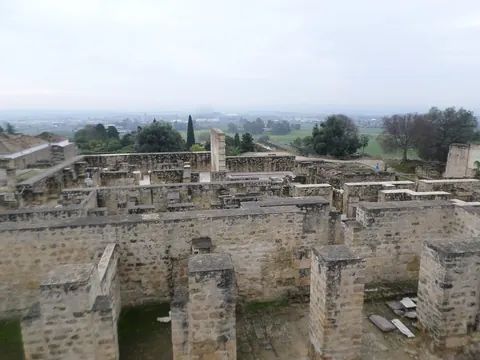 أطلال مدينة الزهراء وأسوارها