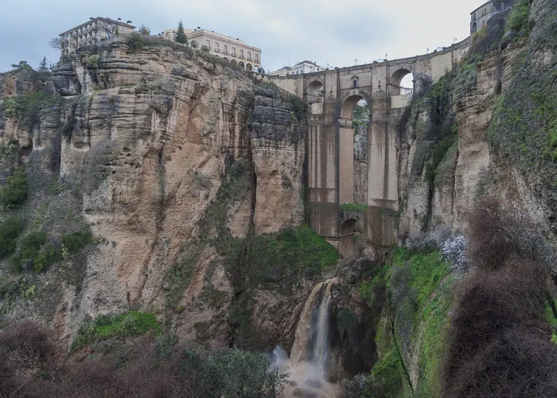 الجسر الجديد في رندة فوق خانق تاخو العميق