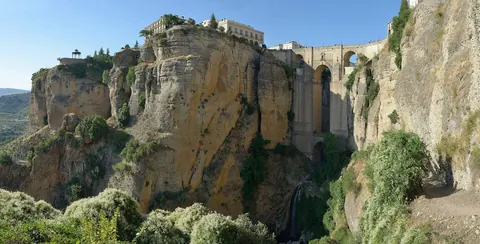 رندة على حافة خانق تاخو